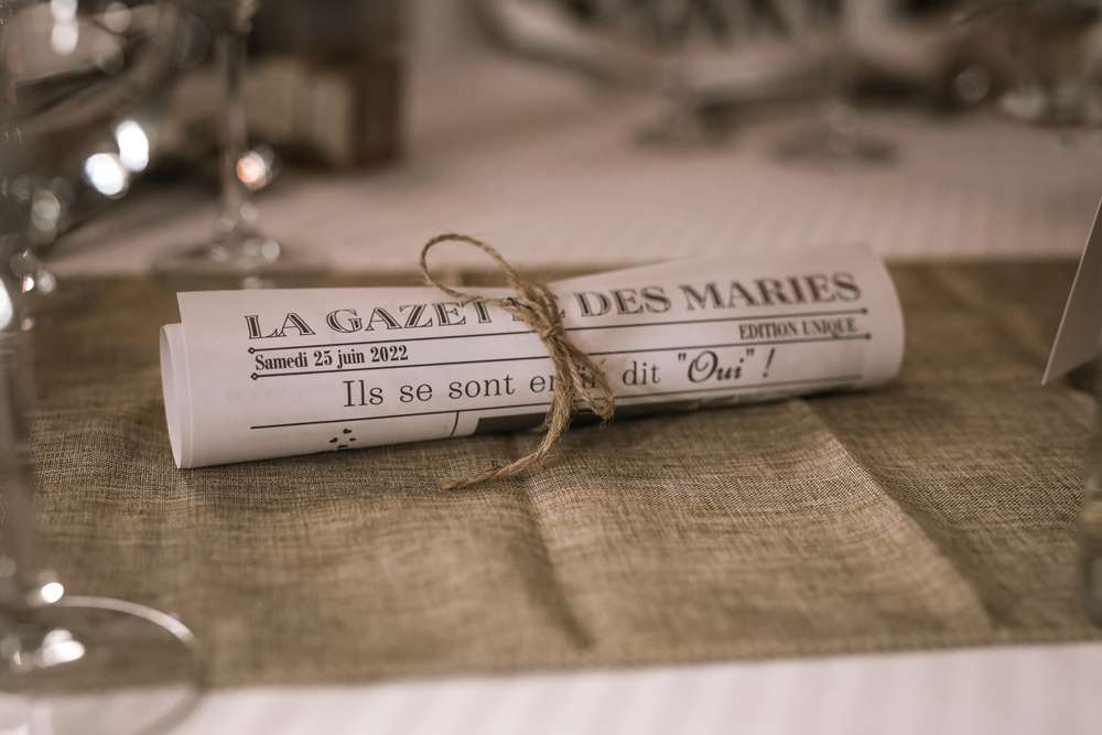 décoration de la table du mariage avec un journal gazette où il est écrit ils se sont dit oui
