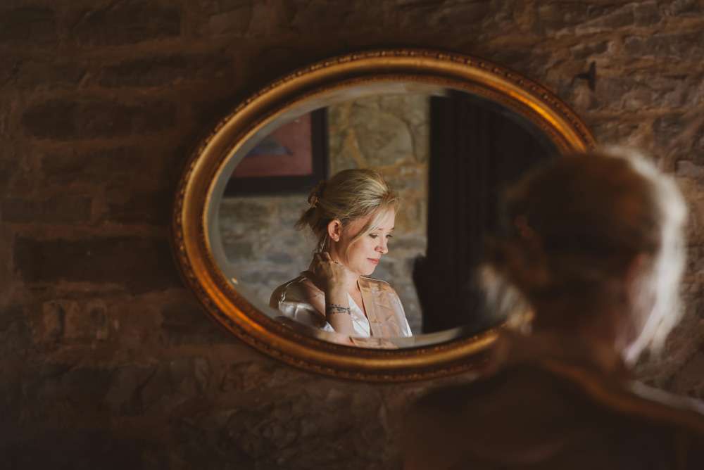 reflet dans le miroir de la mariée songeuse