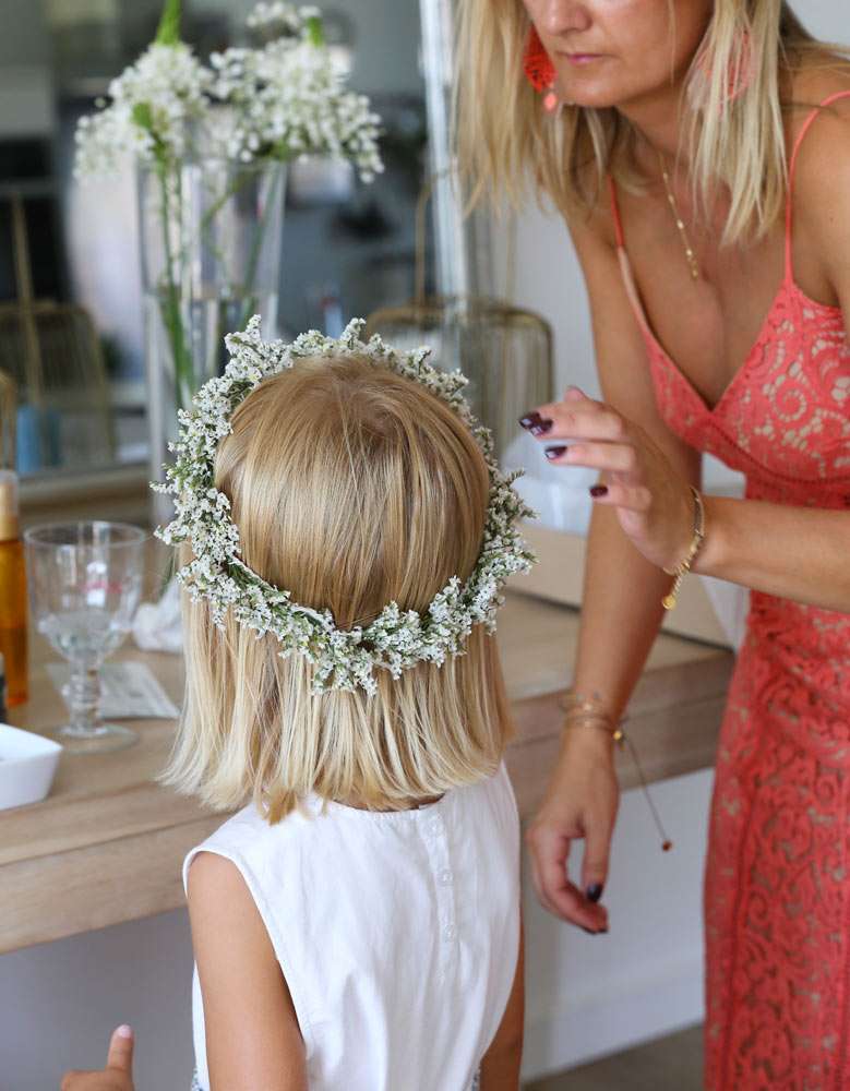 pose de la couronne de fleurs gypsophile sur la tête d'une petite fille d'honneur