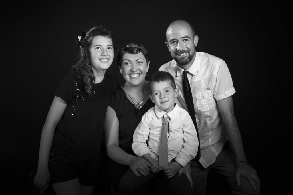 portrait noir et blanc d'une famille composée du couple et de leurs deux enfants