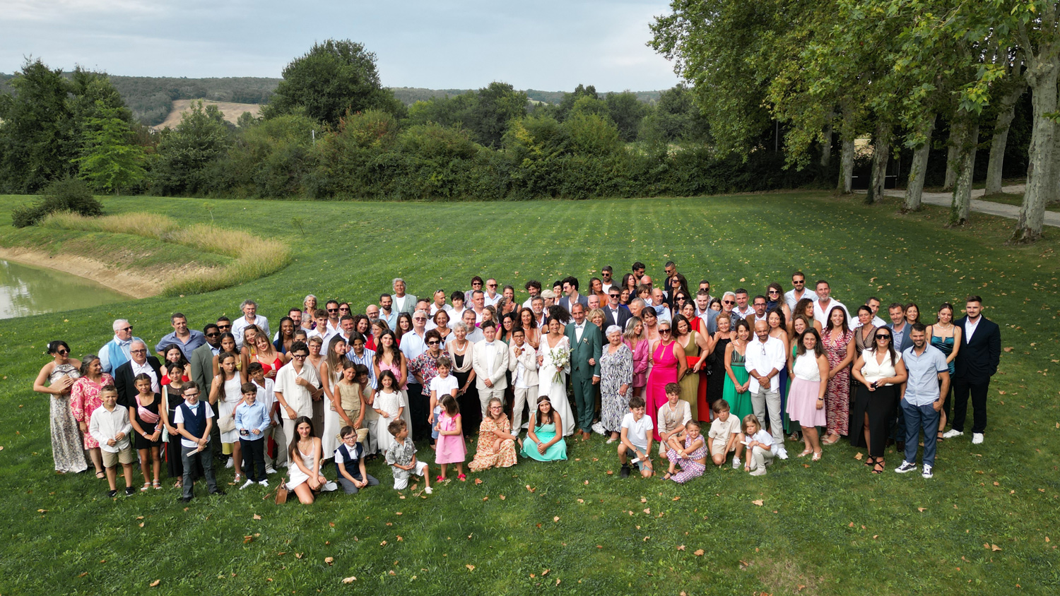 Vue d'ensemble d'un groupe le jour d'un mariage photographié par drone